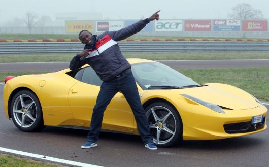 Usain Bolt sprinta sulla Ferrari 